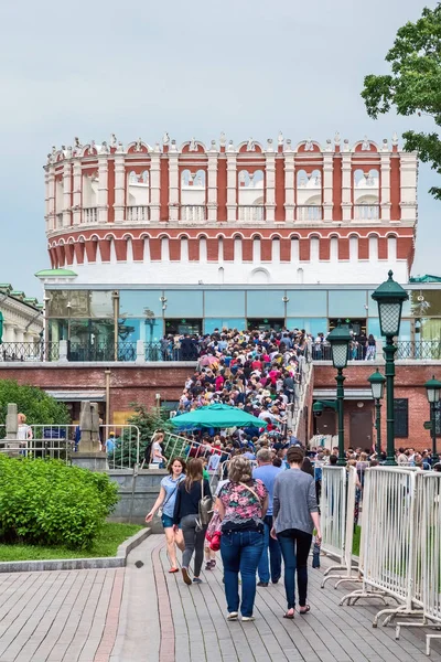 Rusland, Moskou - 15 juli 2017: Toeristen naar het Kremlin-th — Stockfoto
