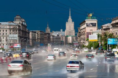 Rusya, Moskova - 23 Haziran 2014: Kutuzov Avenue üzerinde yağmur.