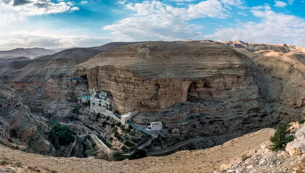 Mosteiro de São Jorge Hosevit sobre o penhasco no desfiladeiro de Wadi Kelt. O deserto judaico não muito longe de Jerusalém . — Fotografia de Stock