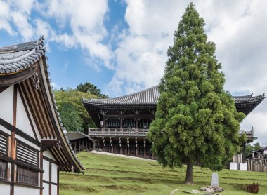 Japonya 'daki Nara Parkı. Todai-ji Tapınağı 'nın bölgesi. Şubat pavyonu.