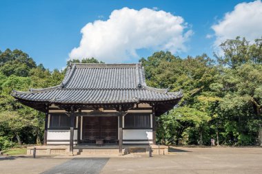 Japonya 'daki Nara Parkı. Todai-ji Tapınağı 'nın bölgesi. Beyaz köşk