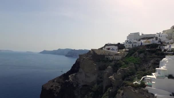 Zee, wit en blauw in Oia stad — Stockvideo