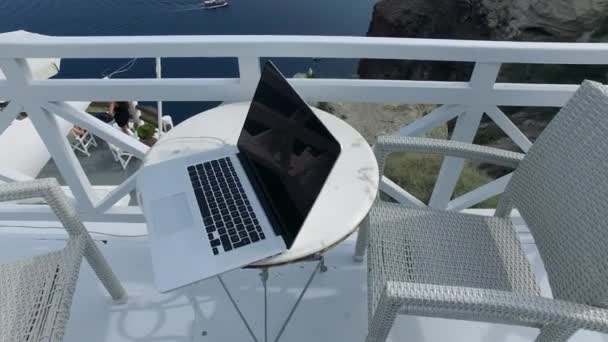 Arbetar utomhus på terrassen — Stockvideo