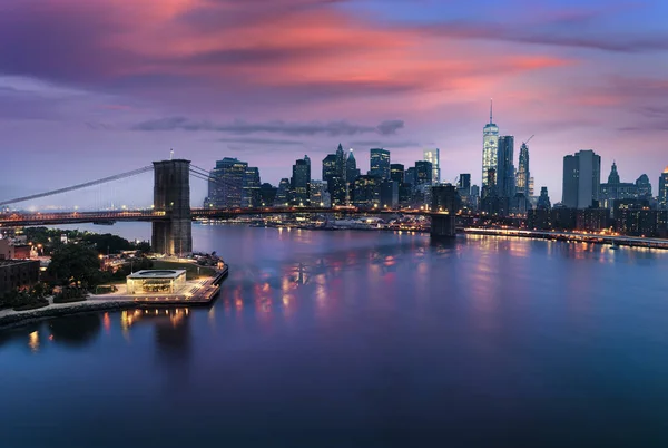 Brooklyn Bridge in der Abenddämmerung, New York City — Stockfoto