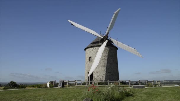 Väderkvarn på landsbygden — Stockvideo