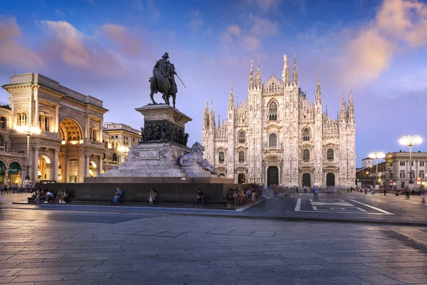 Milaan en Duomo door schemering — Stockfoto