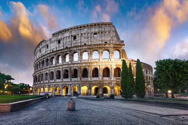 Colosseo a Roma al tramonto, Italia — Foto Stock