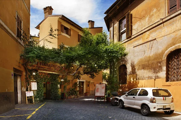 Restaurant in einer typischen Straße von Rom — Stockfoto