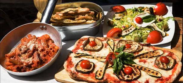 Proefde en beroemde Italiaanse gerechten — Stockfoto