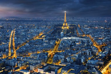 Geceleri Paris havadan görünümü