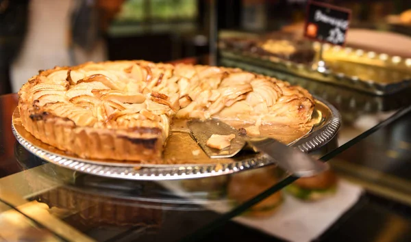 유명한 빵집에 사과 파이 맛 — 스톡 사진