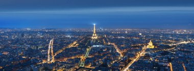 Geceleri Paris havadan görünümü