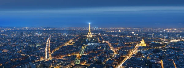 Letecký pohled na Paříž v noci — Stock fotografie