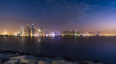 Dubai Yat Limanı alacakaranlık sırasında 