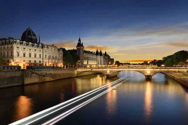 Tekne Turu Seine Nehri üzerinde Paris'te gün batımı ile. Paris, Fransa — Stok fotoğraf