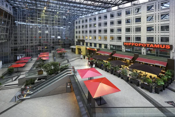 Centro comercial con restaurante y terraza — Foto de Stock