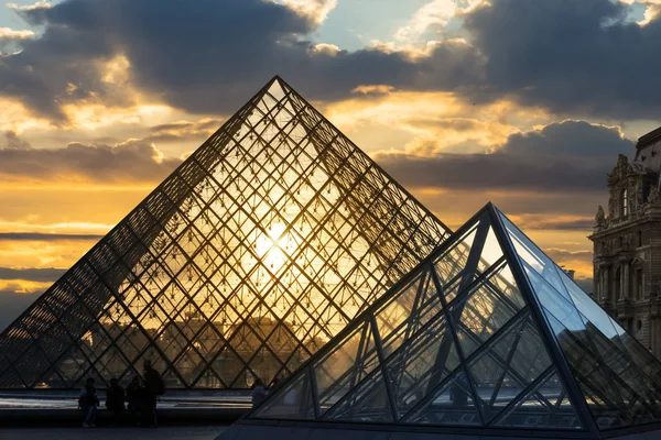 Paris le louvre, França — Fotografia de Stock