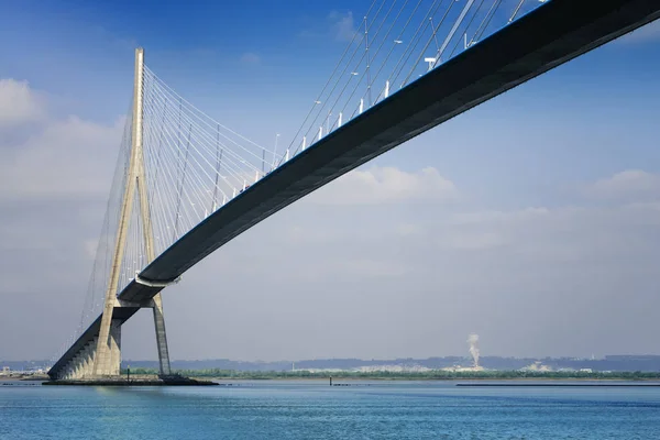 Pont de Normandie over de rivier de seine, Frankrijk — Stockfoto