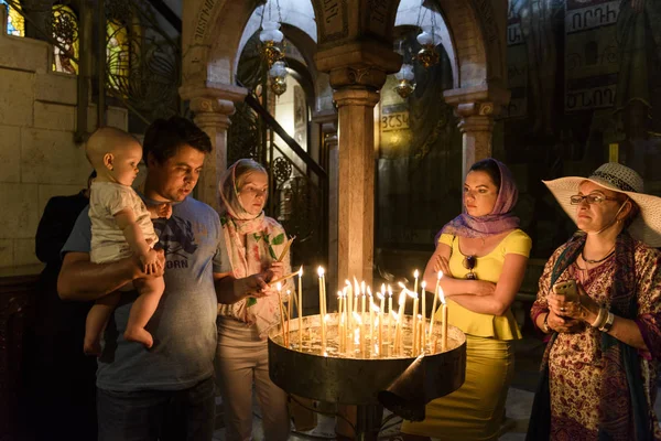 Mumlar ile dua Saint sepulcre hacılar