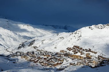 Dağdan aşağı yukarıda Val Thorens, Fransa. 