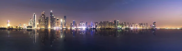 Dubai marina durante o crepúsculo — Fotografia de Stock