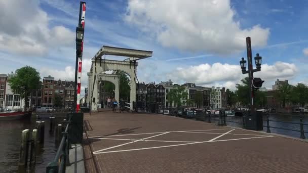 Магере Брюг Люди Велосипедом Пересекают Тощий Мост Амстердаме Нидерланды — стоковое видео
