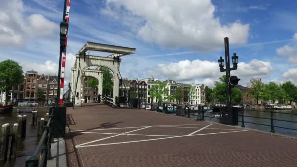 Магере Брюг Люди Велосипедом Пересекают Тощий Мост Амстердаме Нидерланды — стоковое видео