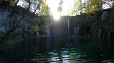 Şelale ve göl Hırvatistan Plitvice, Milli Parkı, güzel yerde. 4k