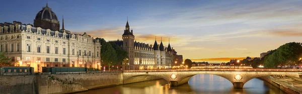 乘船游览塞纳河在巴黎与日落。巴黎，法国 — 图库照片