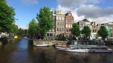 05 Temmuz 2016: Amsterdam, Hollanda: turistik tekne ile ünlü kanal Amsterdam şehir Holland görüntüsü. Hollanda Avrupa Amsterdam kanal sokak Hollanda Hollanda görüntüleri 4k 