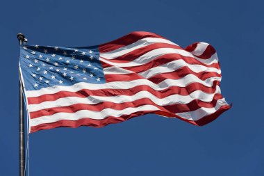 Mavi gökyüzü güneşli güne göre Amerikan vatansever bayrağı.
