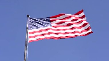 Mavi gökyüzü güneşli güne göre Amerikan vatansever bayrağı.