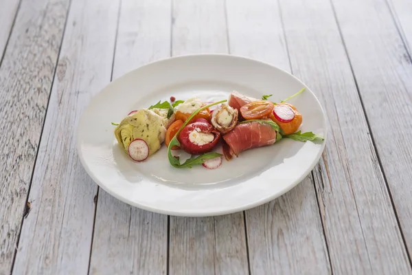 Plaat Van Gekleurde Italiaanse Antipasti Voedsel Een Wwooden Tafel — Stockfoto