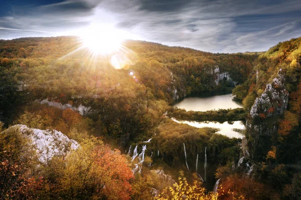 Vue imprenable sur les cascades les plus célèbres de Plitvice nati — Photo