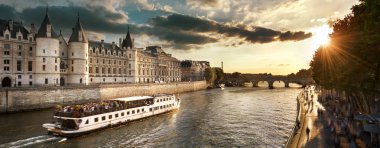 Tekne Turu Seine Nehri üzerinde Paris'te gün batımı ile. Paris, Fransa