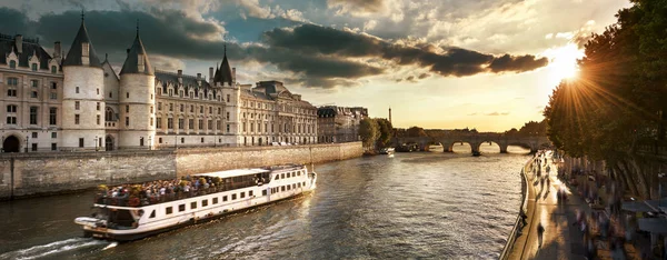 Tekne Turu Seine Nehri üzerinde Paris'te gün batımı ile. Paris, Fransa — Stok fotoğraf