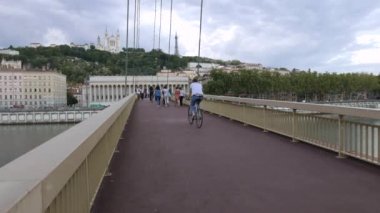 Lyon, Fransa, 07 Mayıs 2018: gece görünümünden Lyon kenti yakınlarındaki Fourviere Katedrali ve aklı başında Nehri