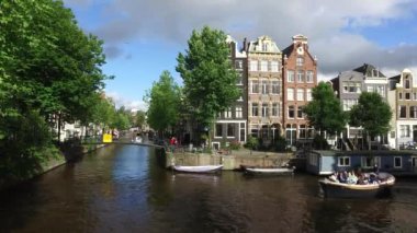 05 Temmuz 2016: Amsterdam, Hollanda: bir sokak ve turistik tekne ile ünlü kanal Amsterdam şehir Holland görünümünü. Hollanda Avrupa Amsterdam kanal sokak Hollanda Hollanda görüntüleri 4k 