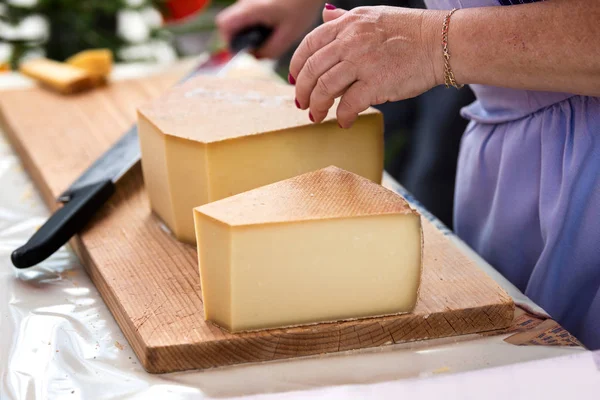 Detailhandel in Zwitserse gruyere kaas in Zwitserland — Stockfoto