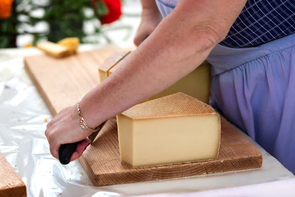Handel detaliczny szwajcarskim serem gruyere w Szwajcarii — Zdjęcie stockowe