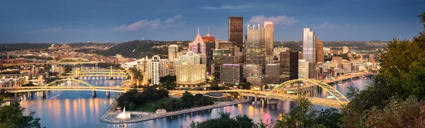 Pittsburgh Skyline bei Nacht — Stockfoto