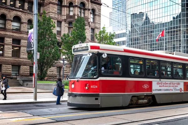 Strada Toronto e tram rosso vintage — Foto Stock
