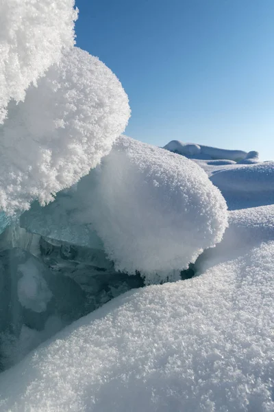 在阳光灿烂的日子里 透明的蓝冰在蓝天的映衬下堆积如山 贝加尔湖冰封的冬季景观不同寻常 自然寒冷的背景 俄罗斯西伯利亚 — 图库照片