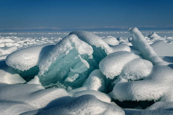 Transparenta Blå Isflak Staplade Hummocks Mot Blå Himmel Solig Dag — Stockfoto