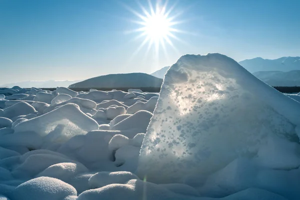 晴れた日には青い空に氷のハンモックに積み上げられた透明な青い氷の流れ 凍った湖バイカルの珍しい冬の風景 自然の冷たい背景 ロシアのシベリア — ストック写真