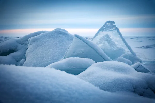 在阳光灿烂的日子里 透明的蓝冰在蓝天的映衬下堆积如山 贝加尔湖冰封的冬季景观不同寻常 自然寒冷的背景 俄罗斯西伯利亚 — 图库照片