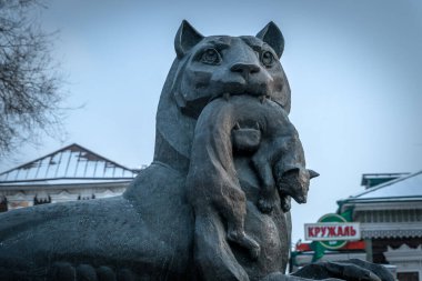 IRKUTSK, RUSSIA - 26 Şubat 2020: Babr Heykeli Irkutsk şehrinin kışa kadar Sibirya kaplan sembolü. Irkoutsk, Rusya 'nın Sibirya' nın başkentidir..