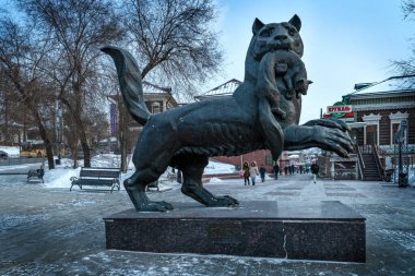 IRKUTSK, RUSSIA - 26 Şubat 2020: Babr Heykeli Irkutsk şehrinin kışa kadar Sibirya kaplan sembolü. Irkoutsk, Rusya 'nın Sibirya' nın başkentidir..