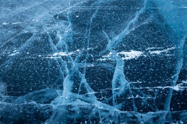 Baykal buzu. Baykal 'ın buzunda çatlaklar var. Baykal çatlıyor. Sibirya ve Rusya 'da buzlar kırıldı