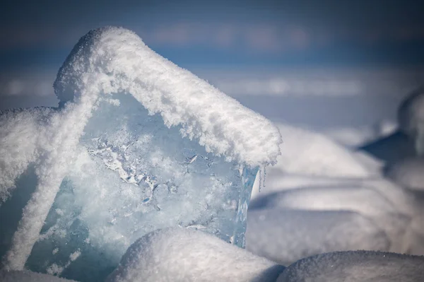 Διαφανές Μπλε Πάγο Επιπλέει Συσσωρεύονται Πάγο Hummocks Κατά Ένα Μπλε — Φωτογραφία Αρχείου